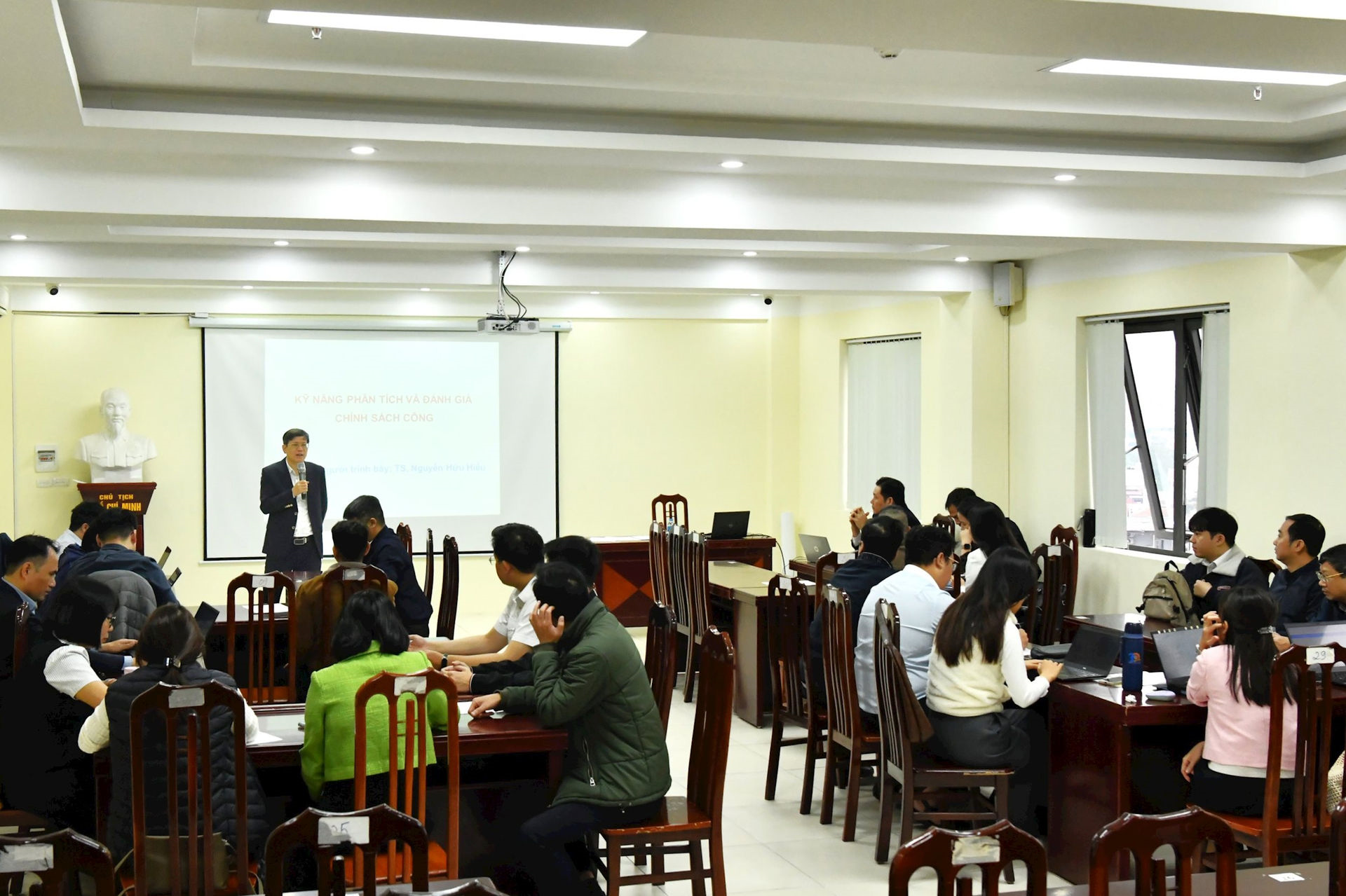 Bồi dưỡng kỹ năng phân tích, đánh giá chính sách công